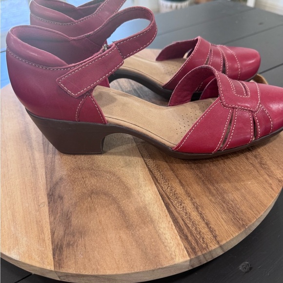 Clarks Emily Daisy Red Leather Shoes Sz. 
9 1/2 Pumps Comfort Heels Retro Preppy - Picture 2 of 5